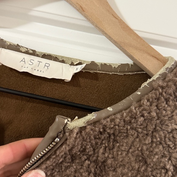 ASTR the Label Stacy Cropped Jacket in Brown Vegan Fur - Medium M Revolve - Picture 5 of 9